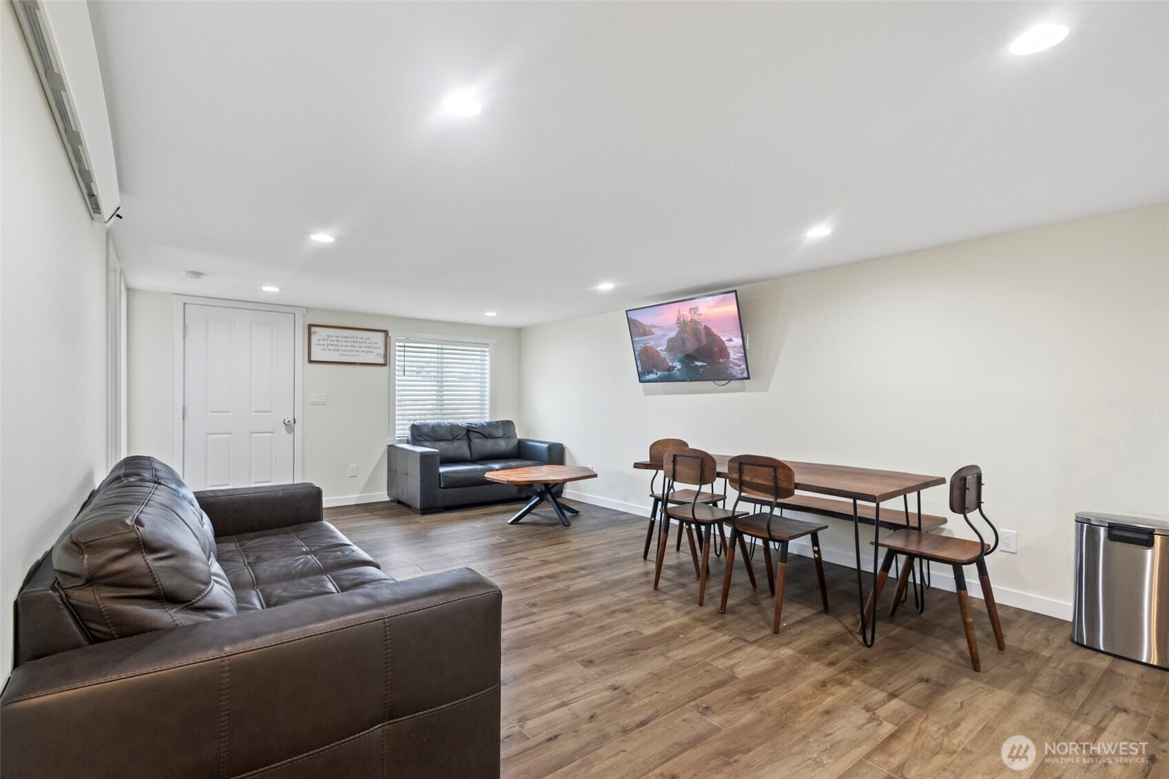 541 Easy Street Property Photo 6