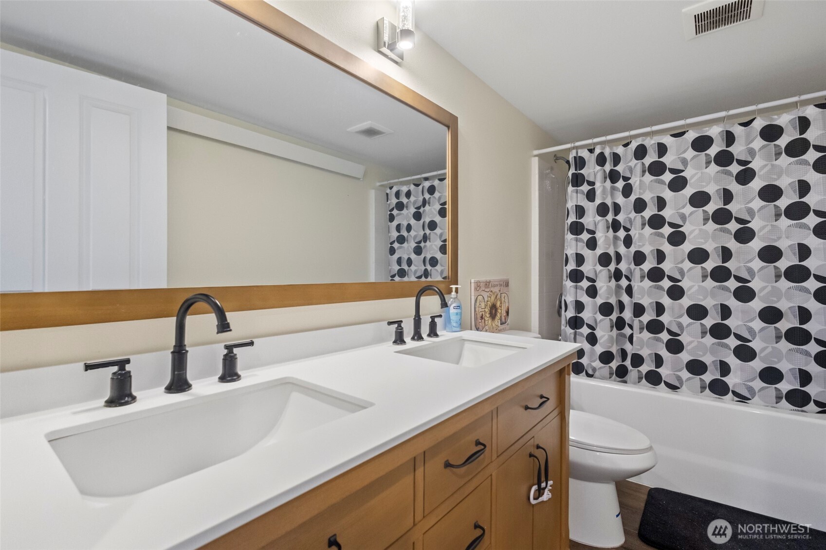 541 Easy Street Property Photo 14