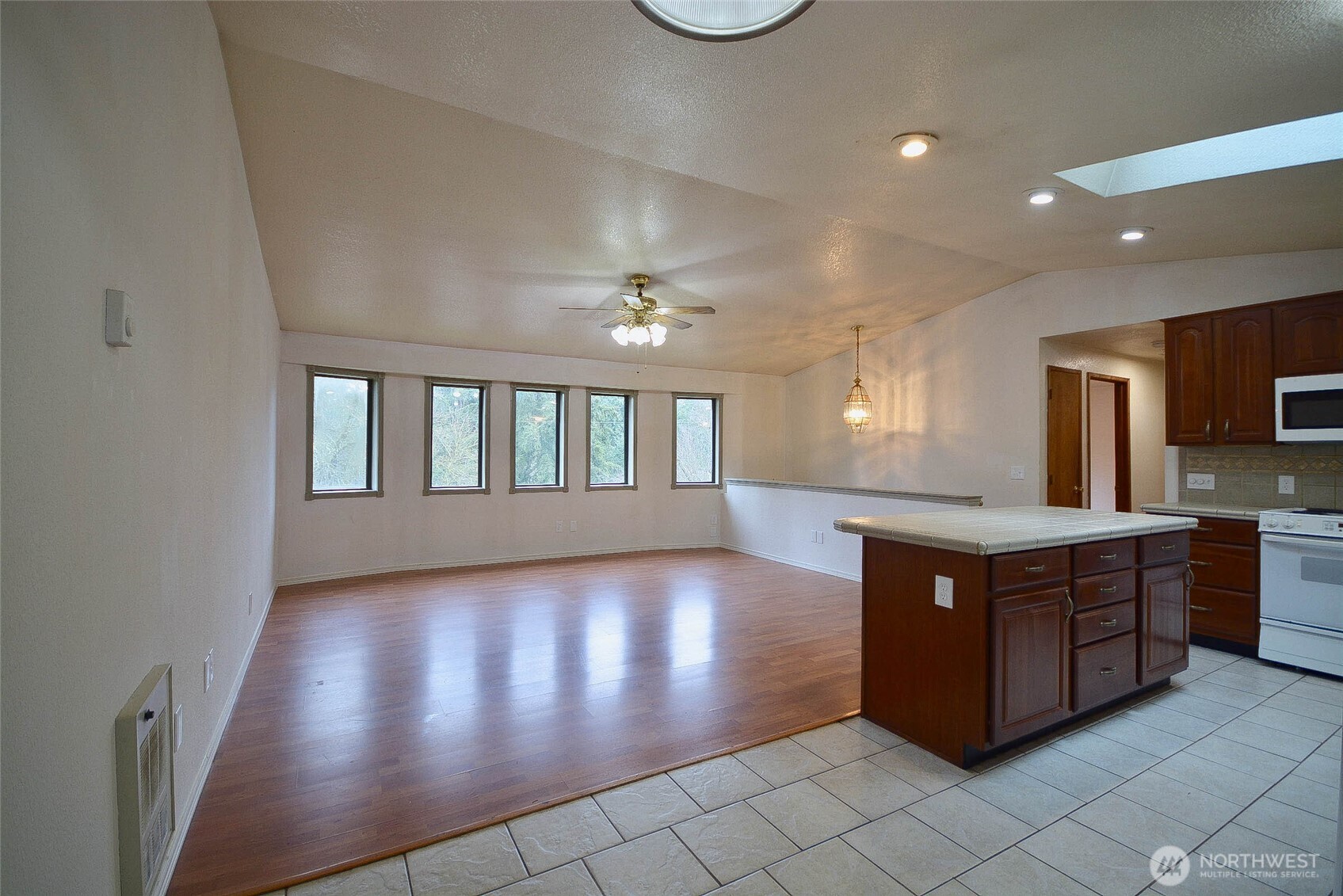 13837 Horsefall Avenue Property Photo 6