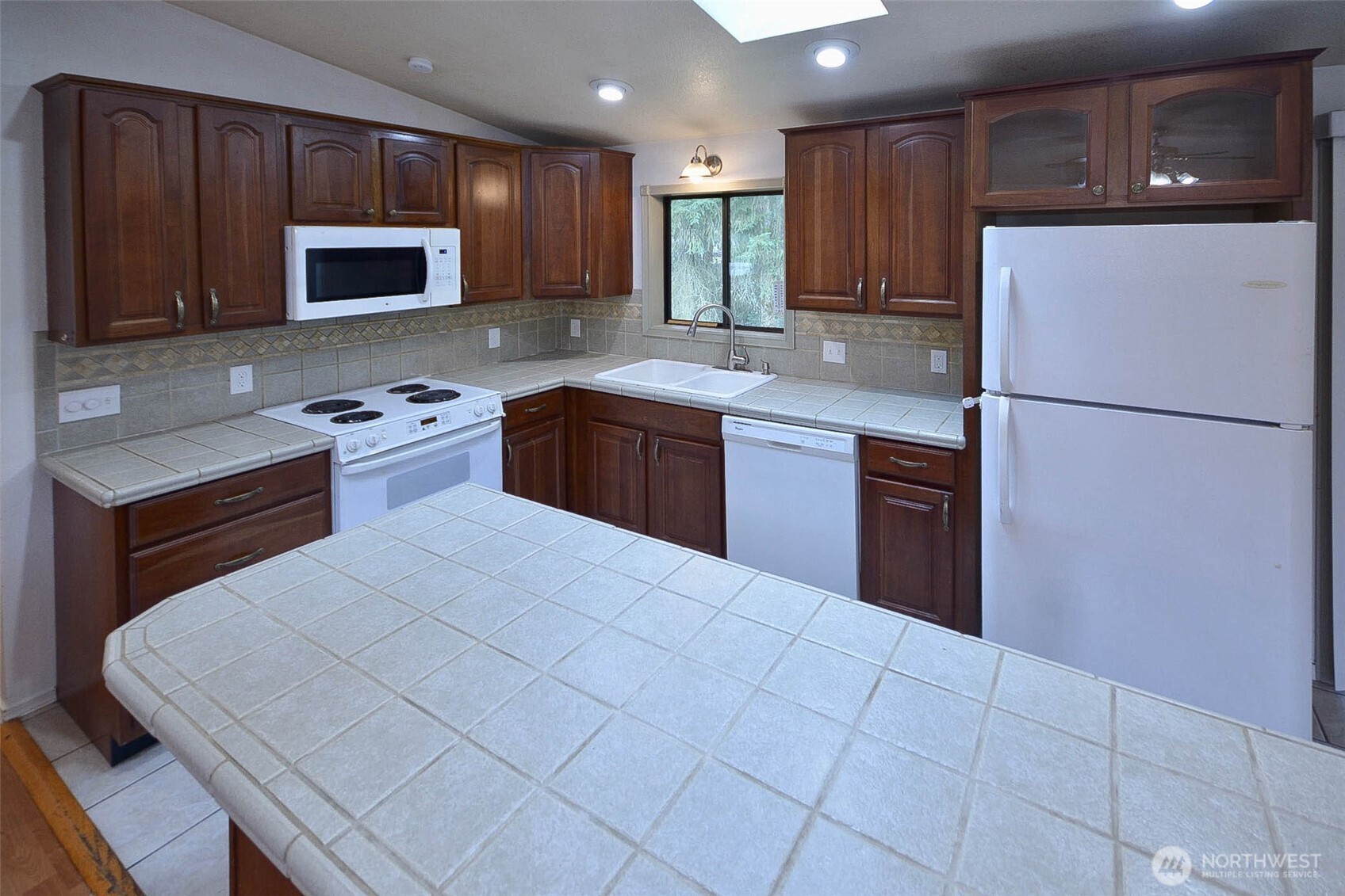 13837 Horsefall Avenue Property Photo 9
