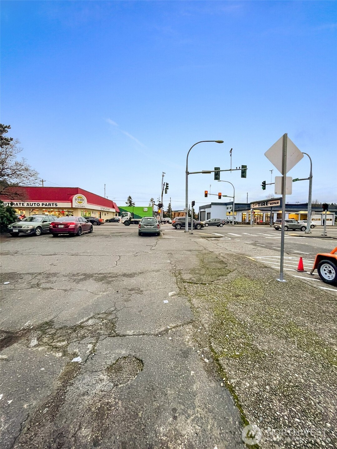 112 W Cota Street Property Photo 3