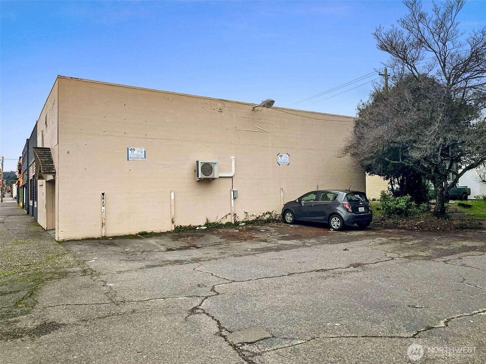 112 W Cota Street Property Photo 5