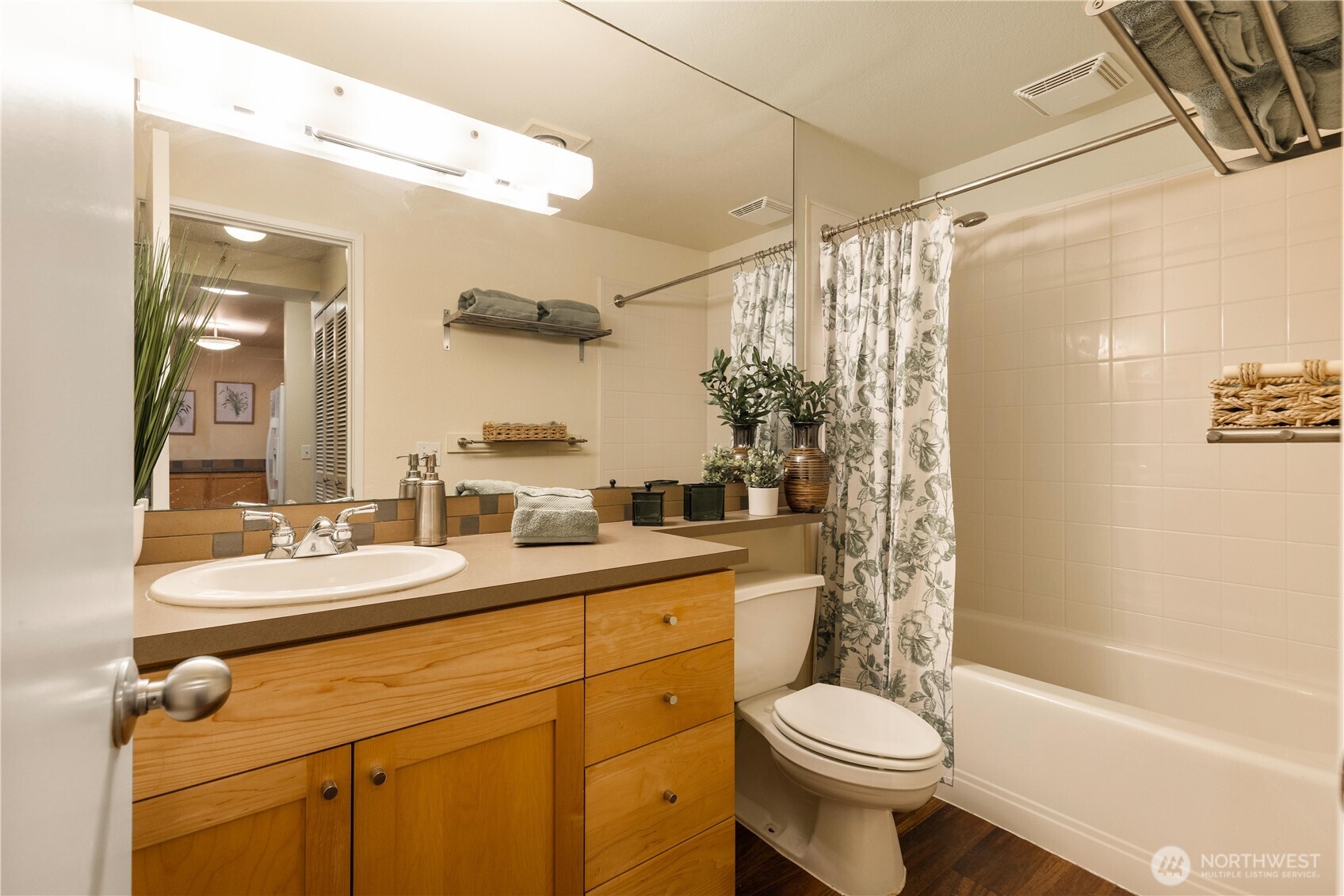 275 W Roy Street 109 Property Photo 11