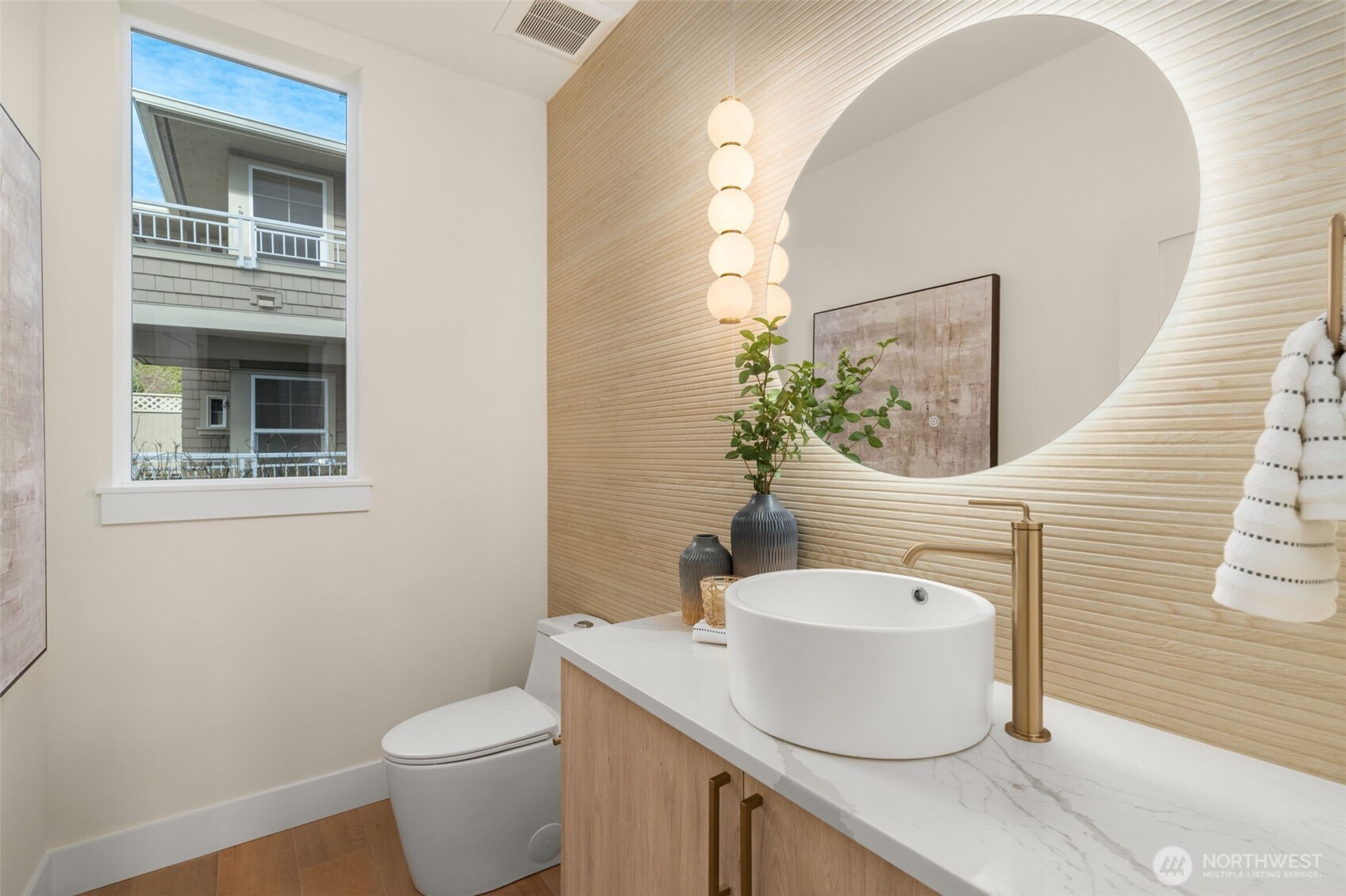 562 Lee Street Property Photo 11