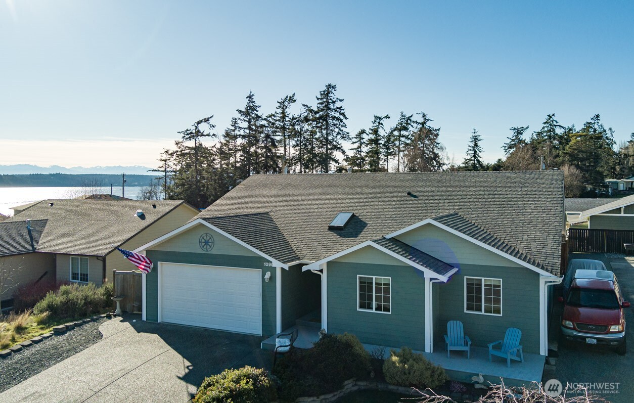 1090 Landing Circle Property Photo 1