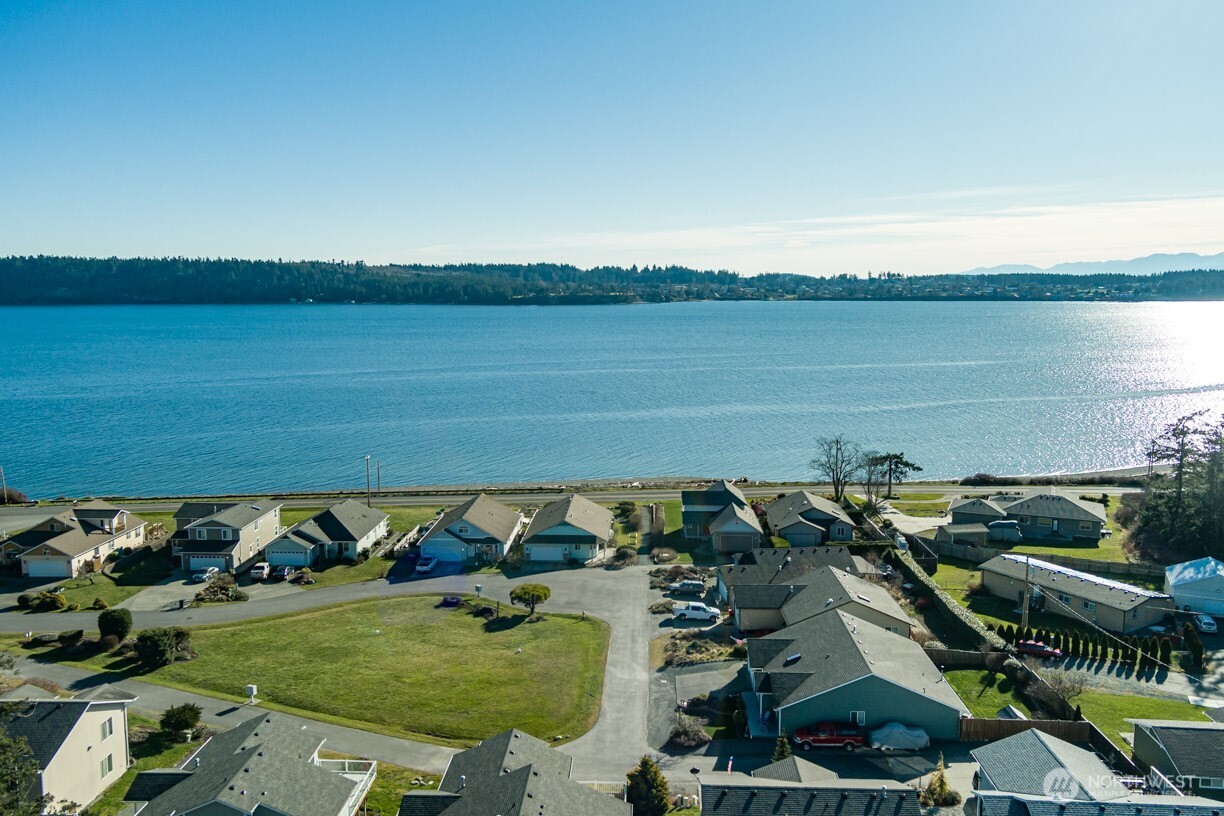 1090 Landing Circle Property Photo 2