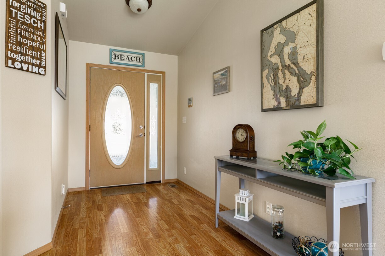 1090 Landing Circle Property Photo 3