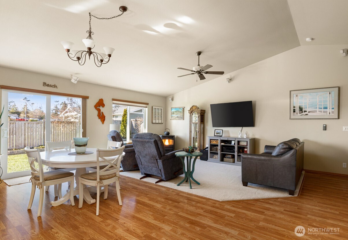 1090 Landing Circle Property Photo 4