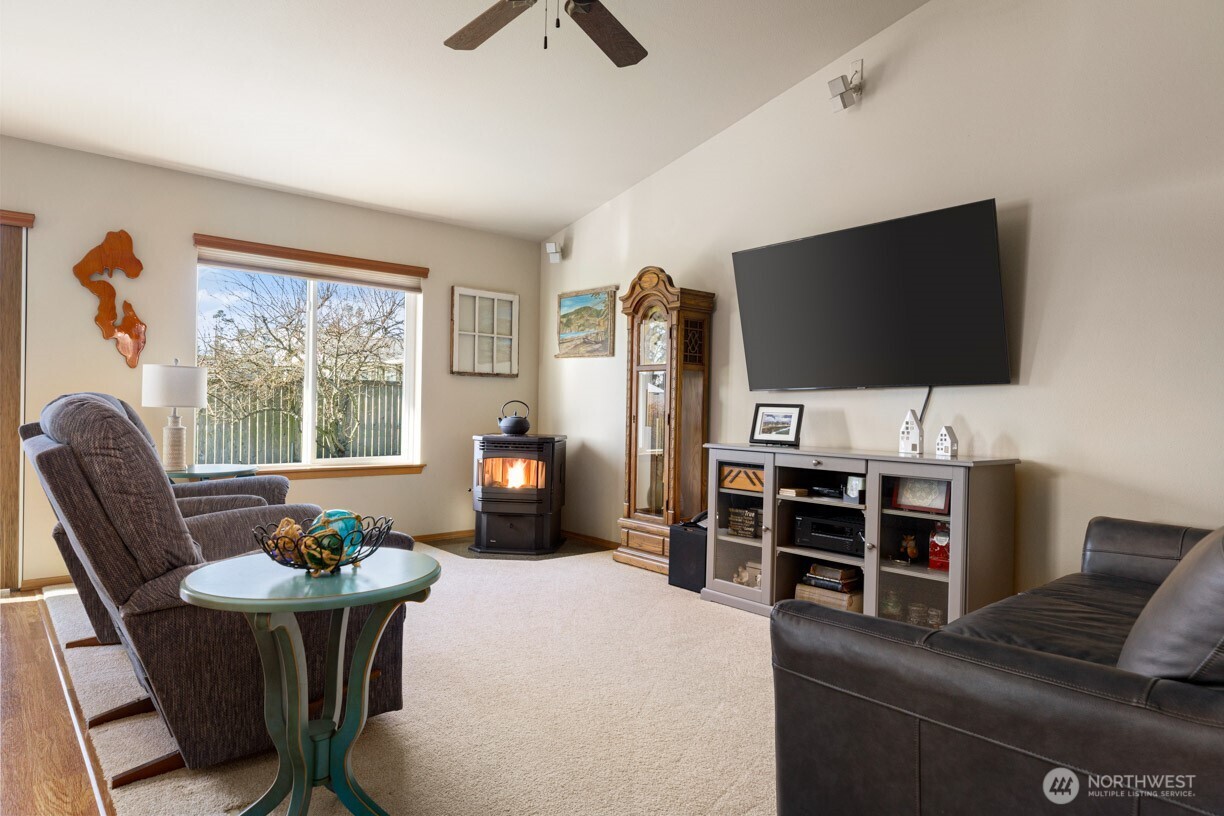 1090 Landing Circle Property Photo 6