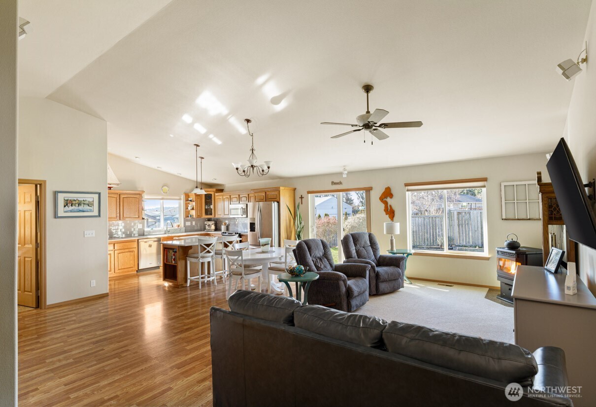 1090 Landing Circle Property Photo 7