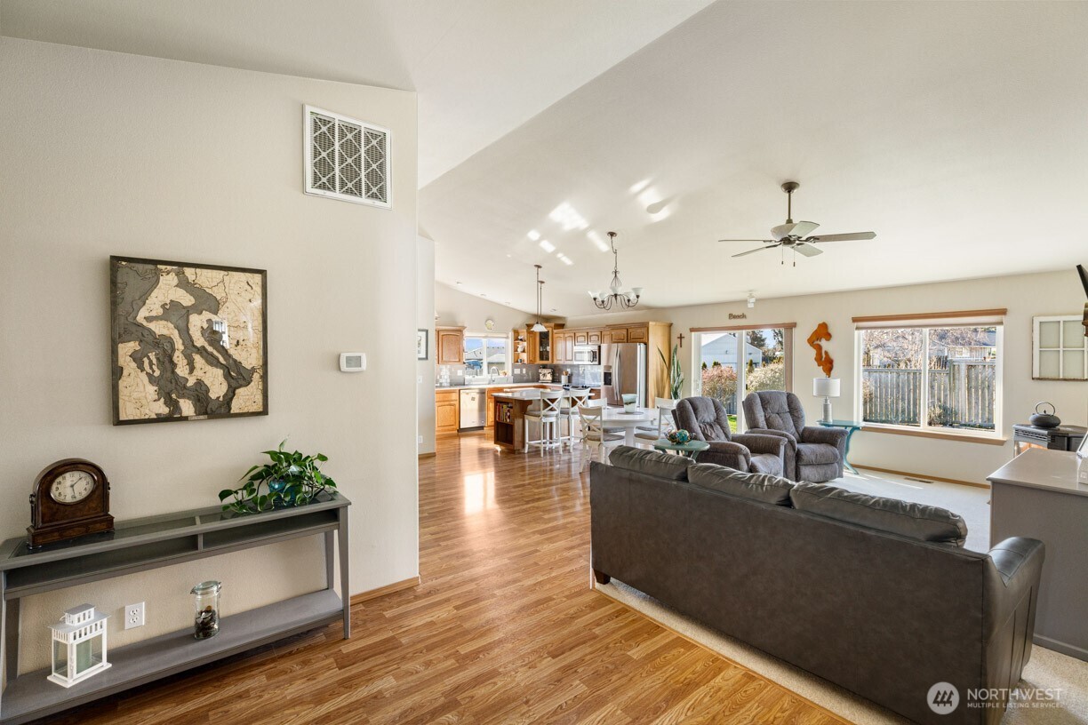 1090 Landing Circle Property Photo 8