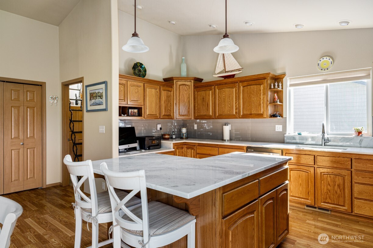 1090 Landing Circle Property Photo 10