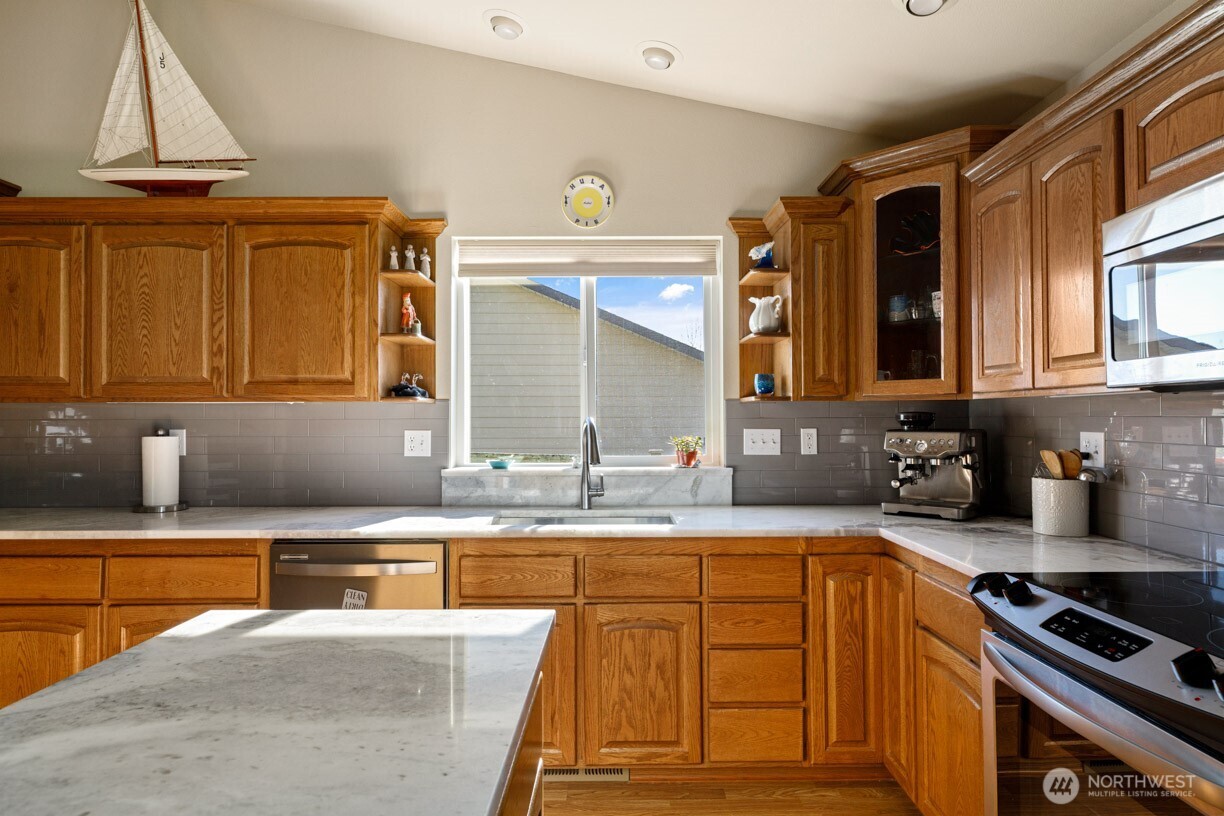 1090 Landing Circle Property Photo 11