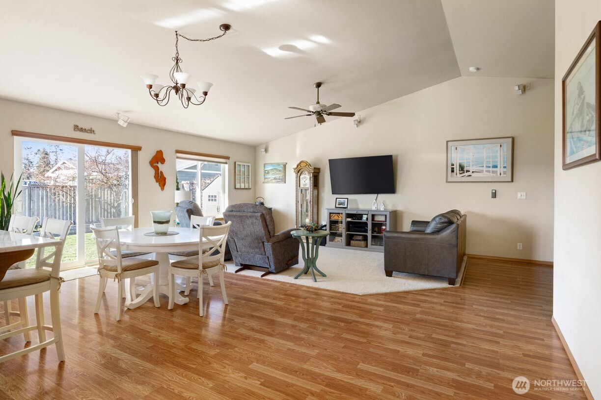 1090 Landing Circle Property Photo 14