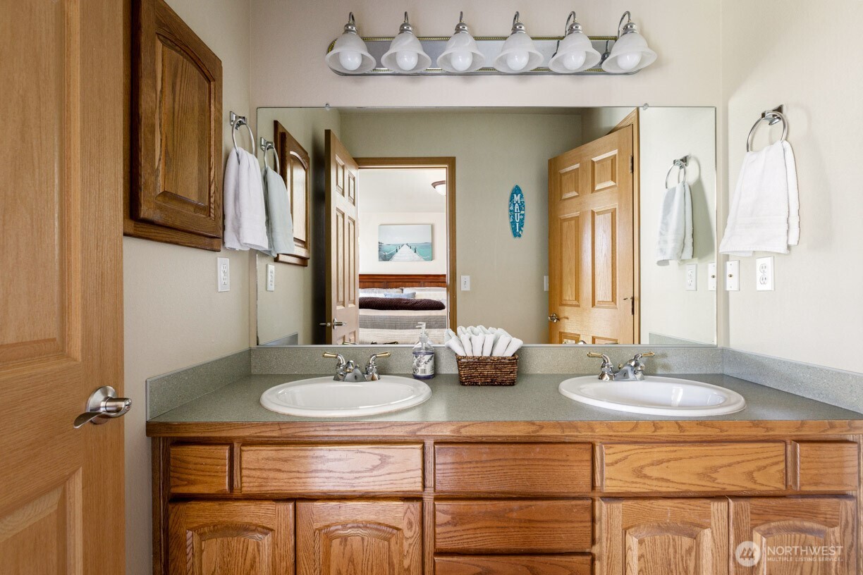 1090 Landing Circle Property Photo 20