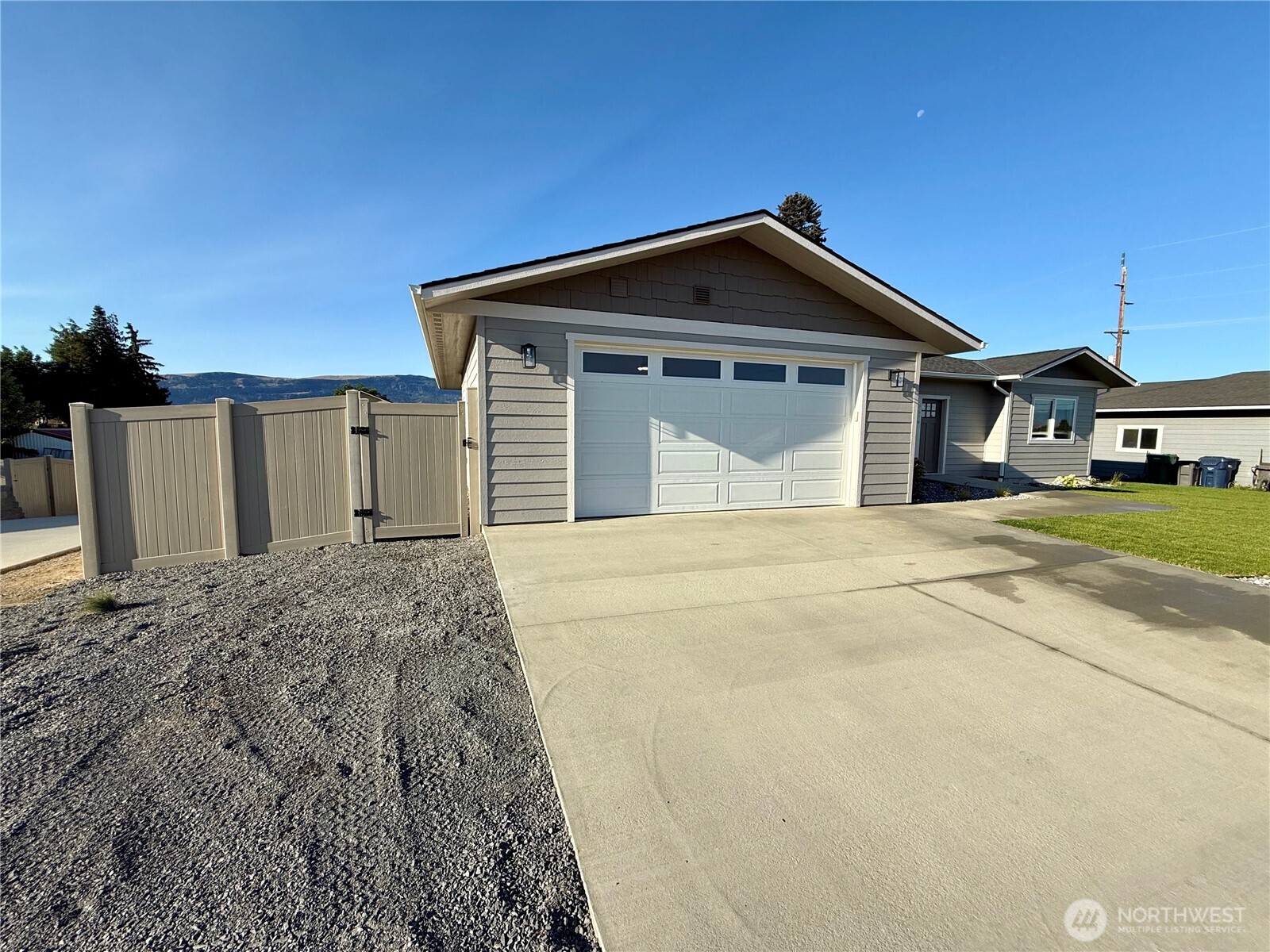 2526 1st Street Property Photo 3