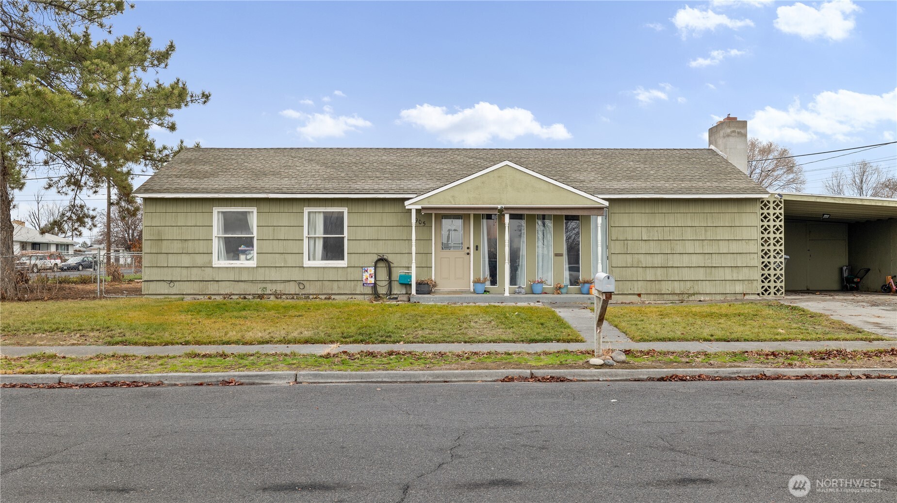 905 S Grand Drive Property Photo 1