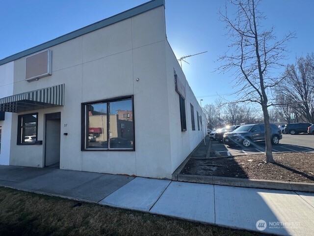37 W Poplar Property Photo 2