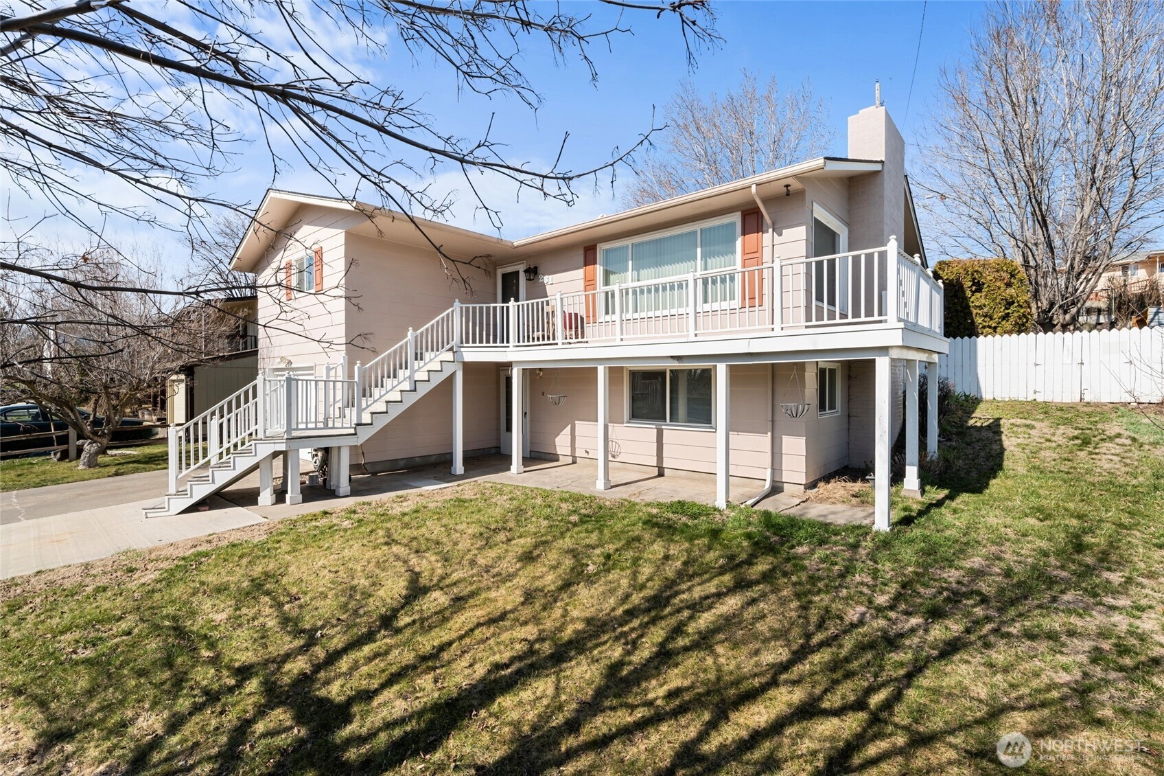 231 Se Valley Dr Property Photo