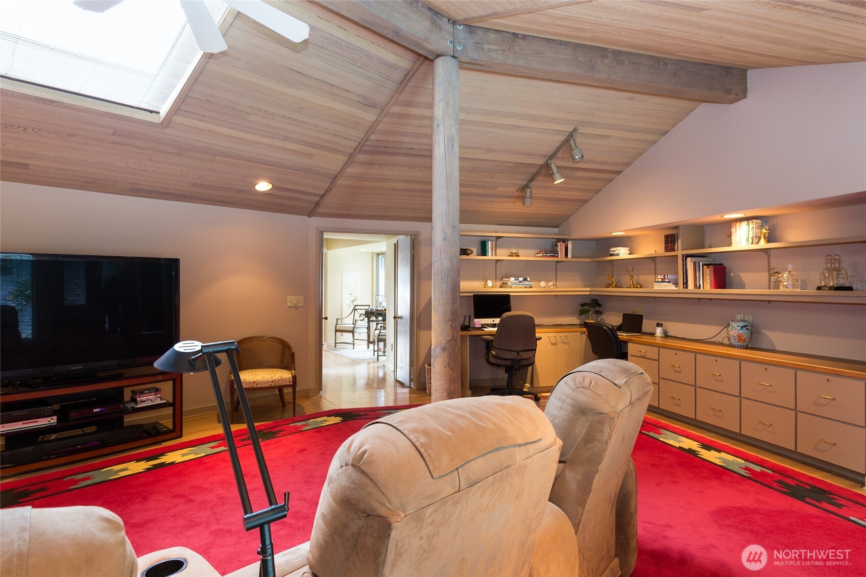 4802 E Mercer Way Property Photo 5