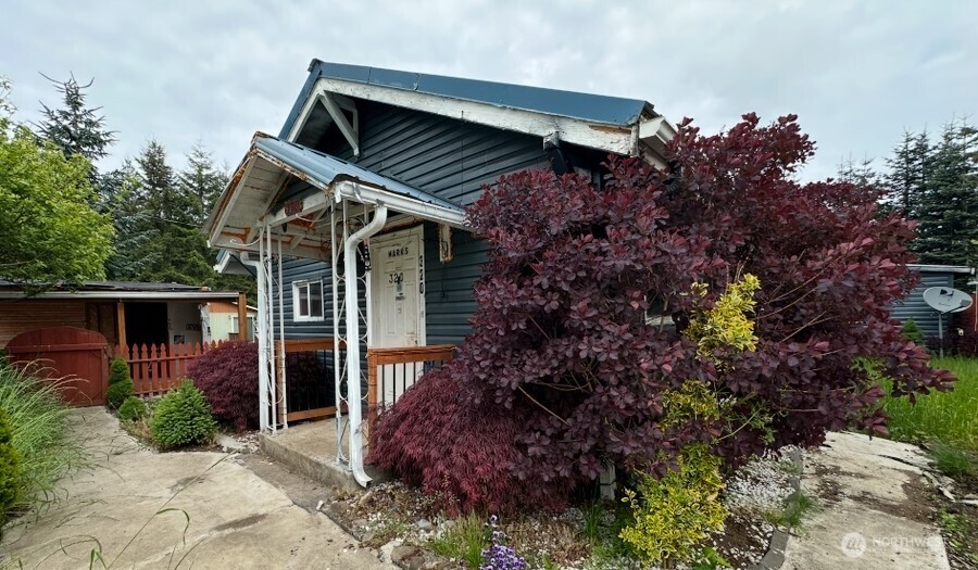 320 Queen Avenue Property Photo 1