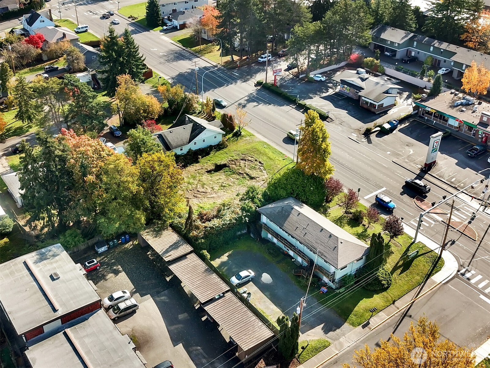 1301 1315 Lakeway Drive Property Photo 8