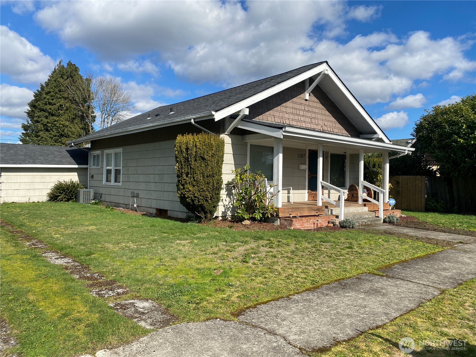 1107 W Walnut St Property Photo