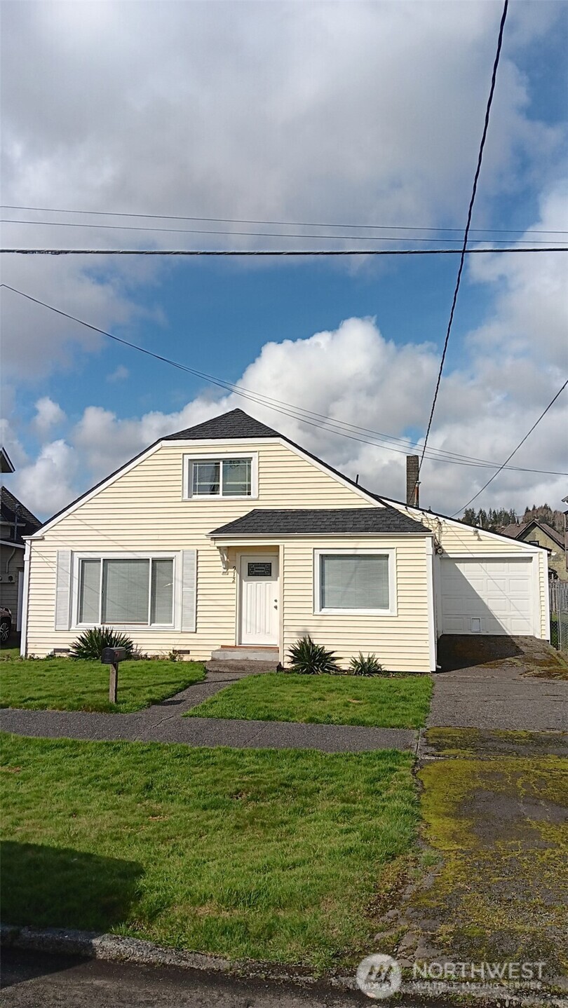912 1st Street Property Photo
