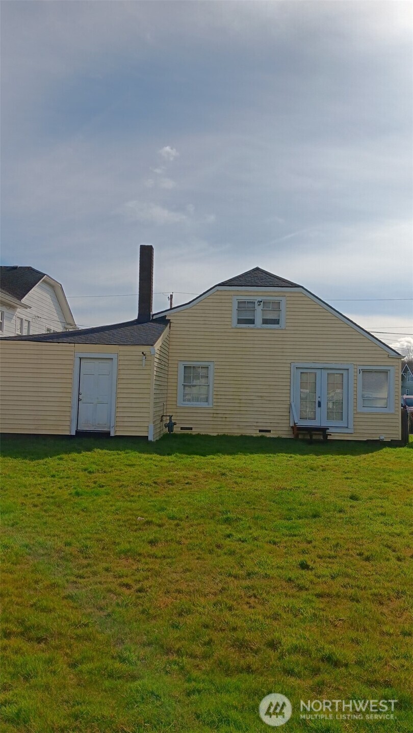 912 1st Street Property Photo 2