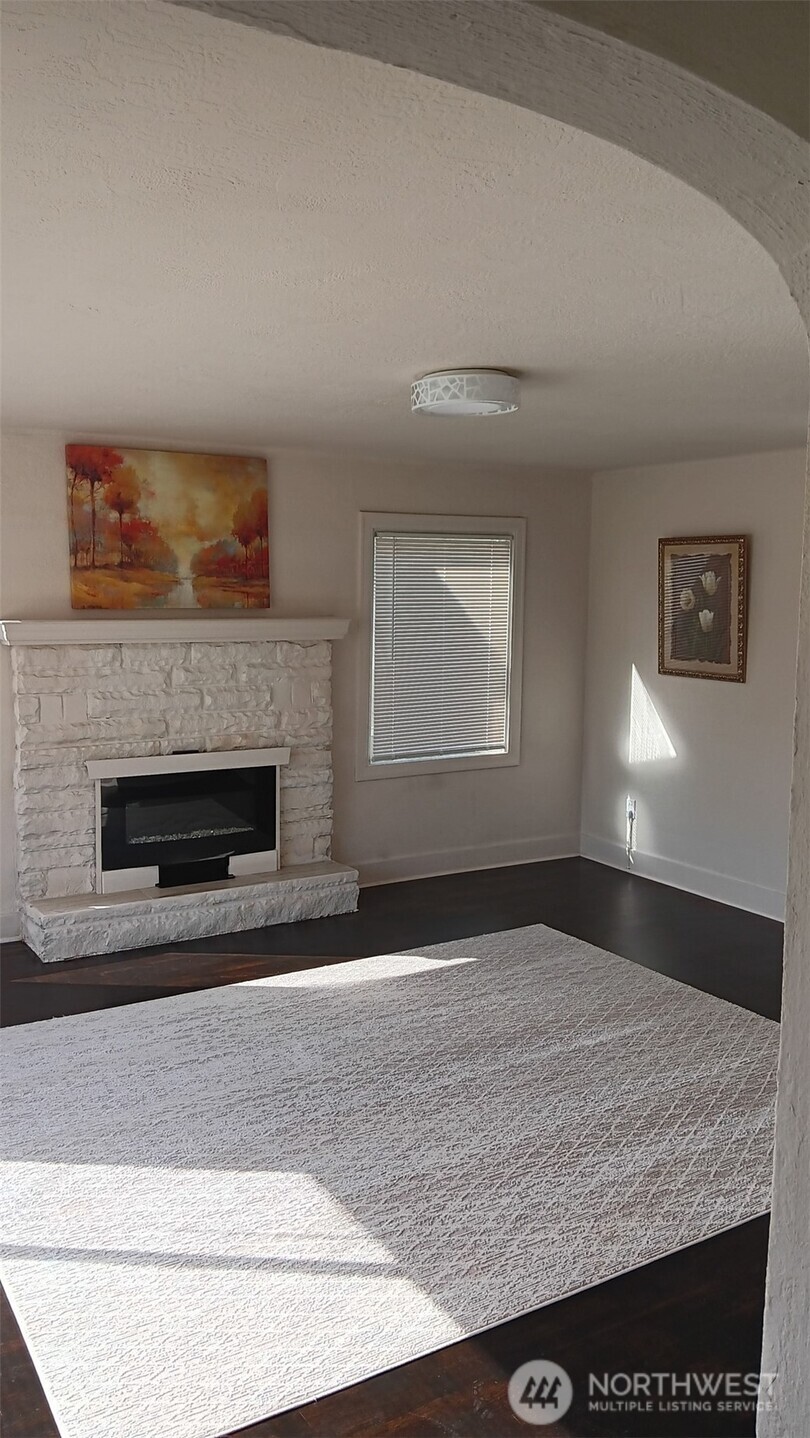 912 1st Street Property Photo 3