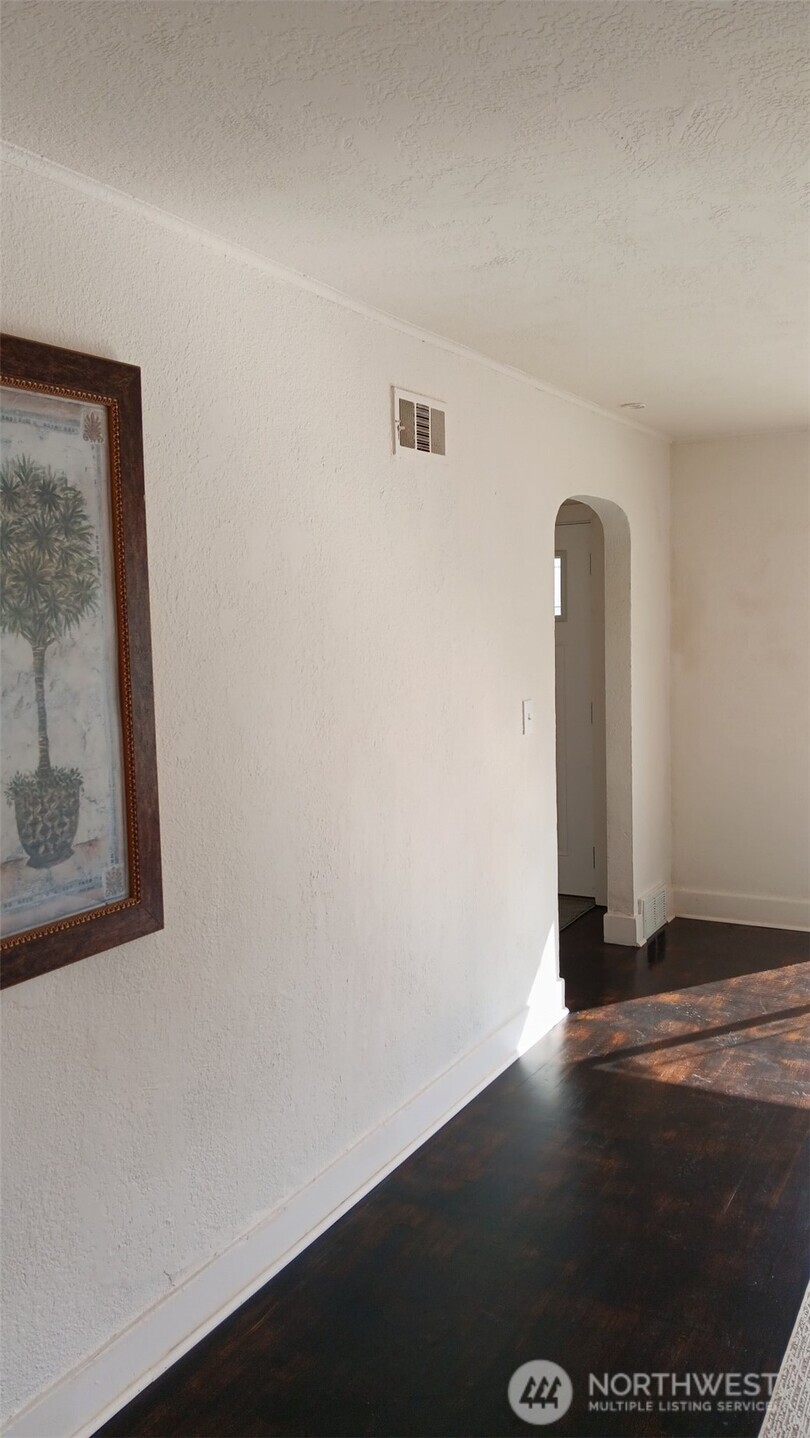 912 1st Street Property Photo 4