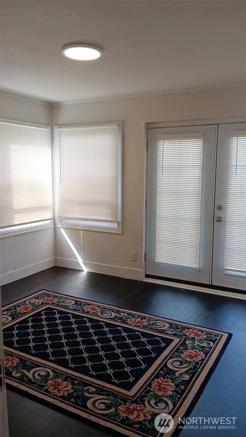 912 1st Street Property Photo 8