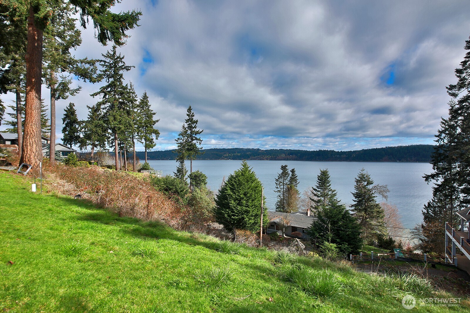 4981 Harbor Hills Drive Property Photo 2
