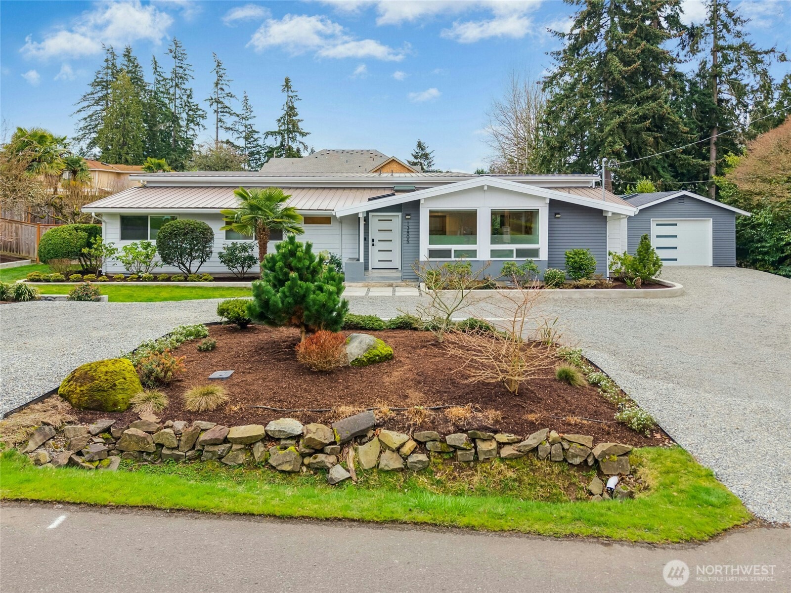 13805 Main Street Property Photo