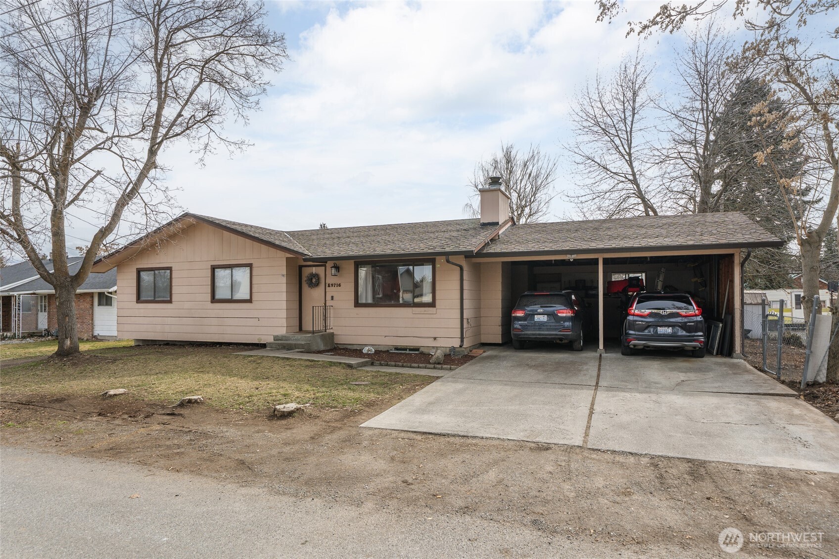 9716 E Valleyway Ave Property Photo