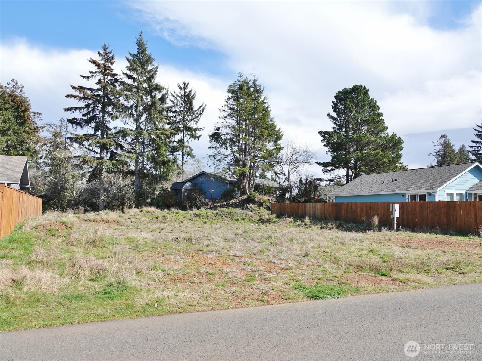 732 Albion Avenue Property Photo 5