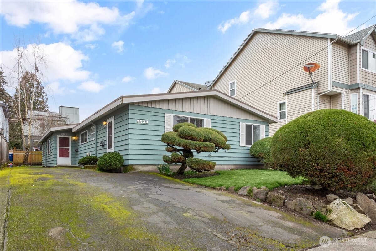 9231 9233 Ashworth Avenue Property Photo 1