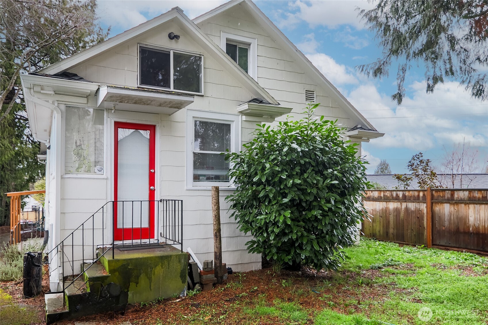 2209 E Roanoke Street Property Photo