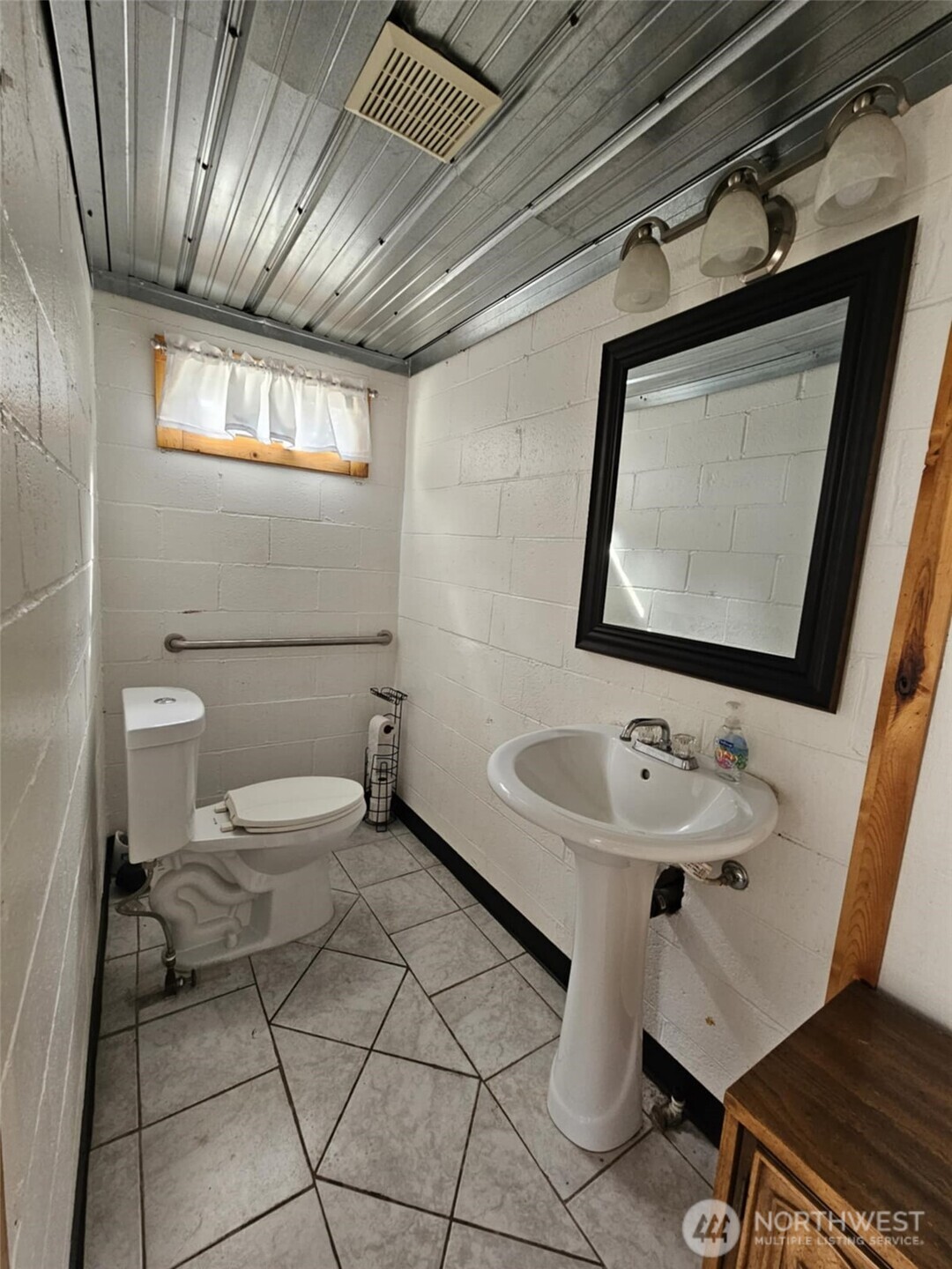 22090 N Us Highway 101 Property Photo 8
