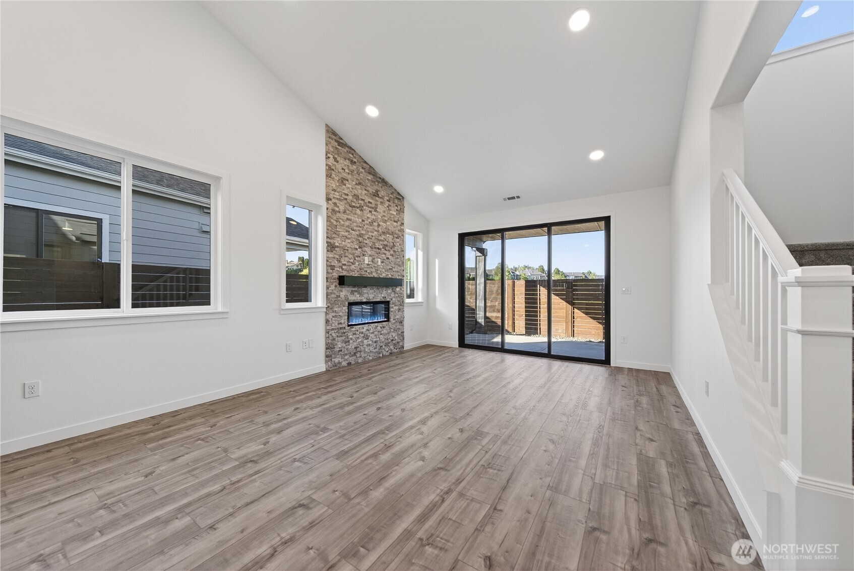 689 Se Quail Run Property Photo 4