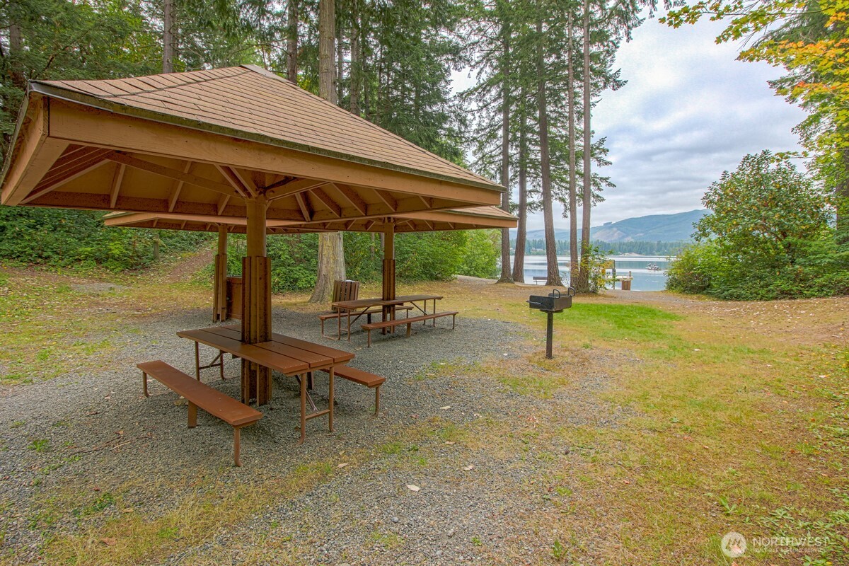 18512 Woodside Drive Property Photo 14