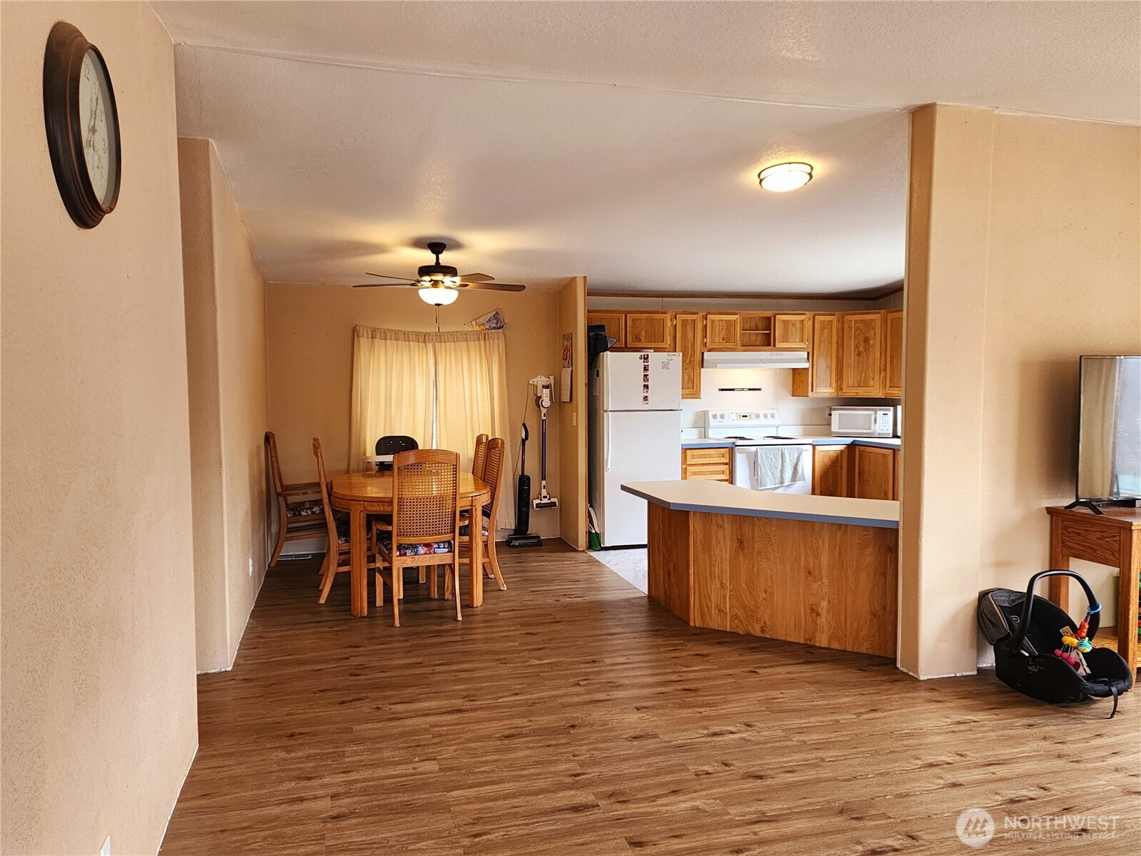 402 E College Street Property Photo 4