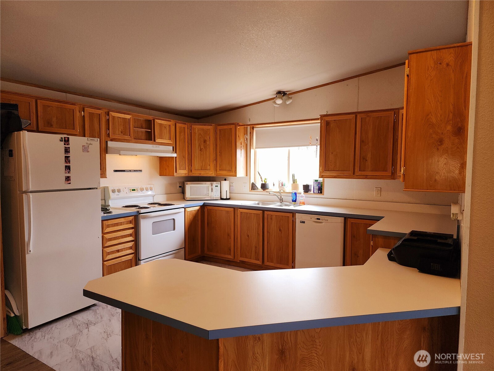402 E College Street Property Photo 5