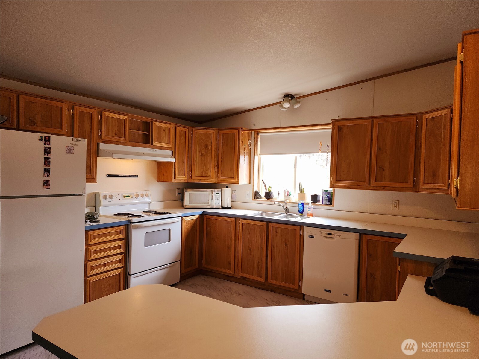 402 E College Street Property Photo 6