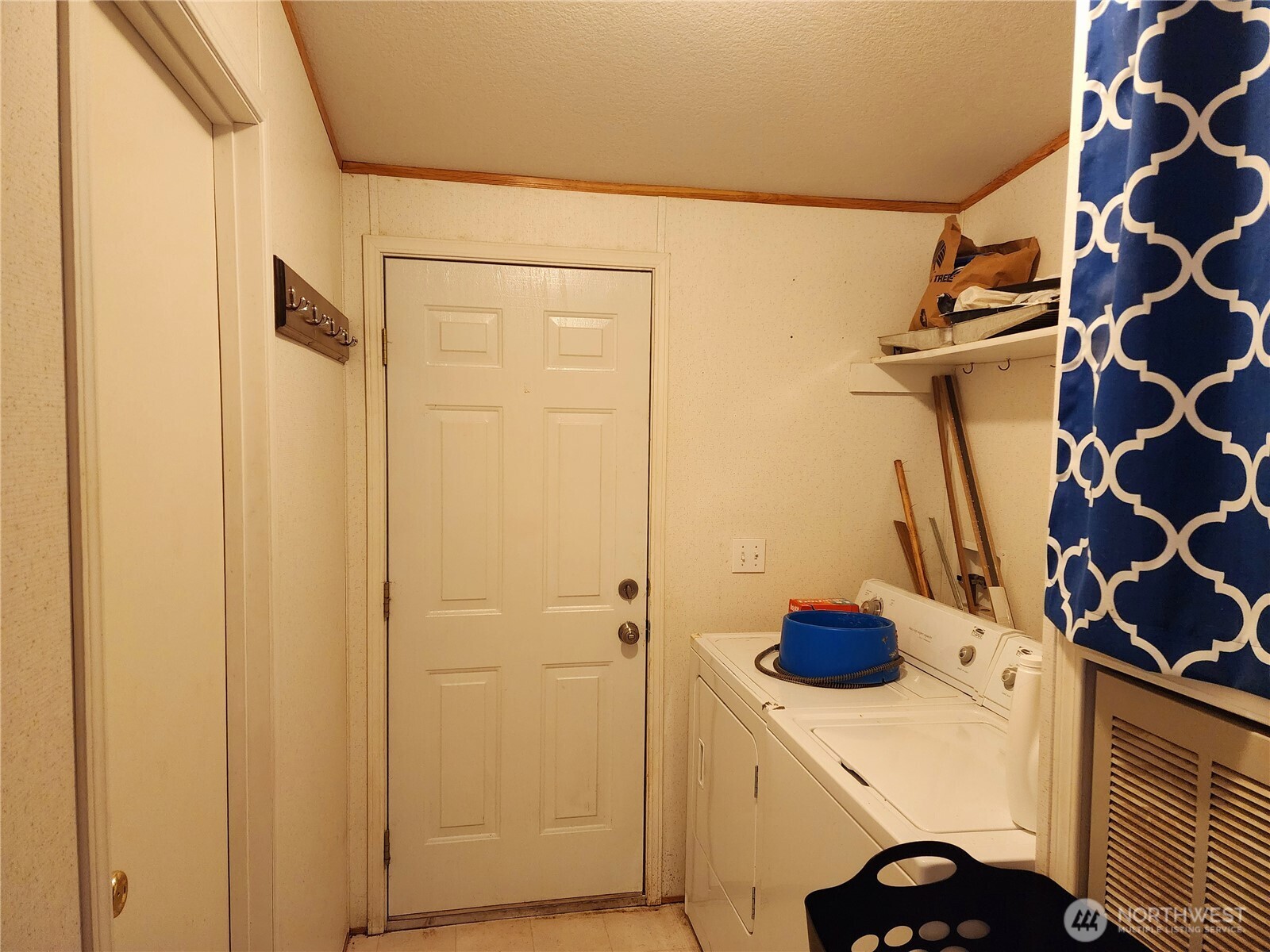 402 E College Street Property Photo 11