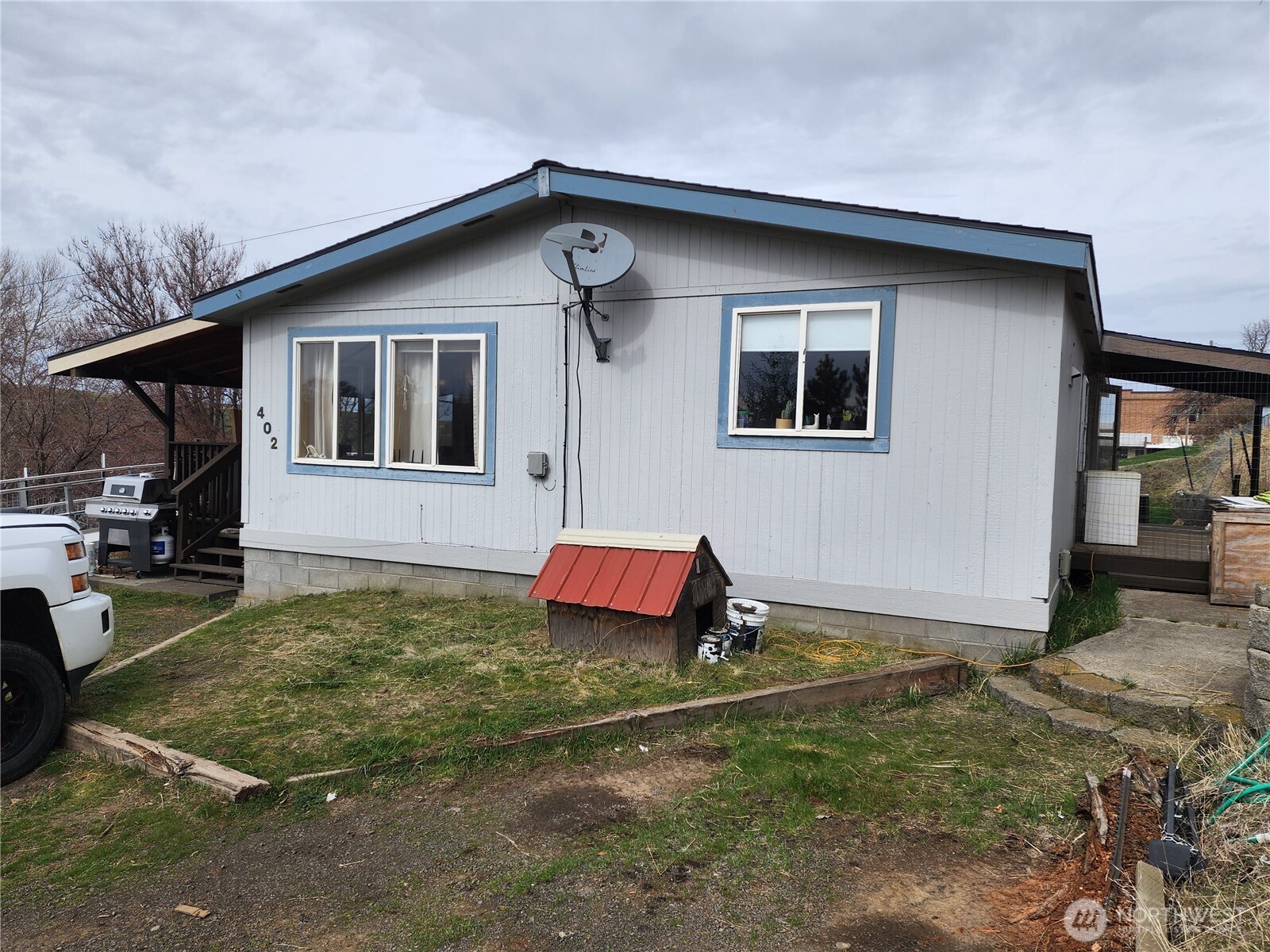 402 E College Street Property Photo 12