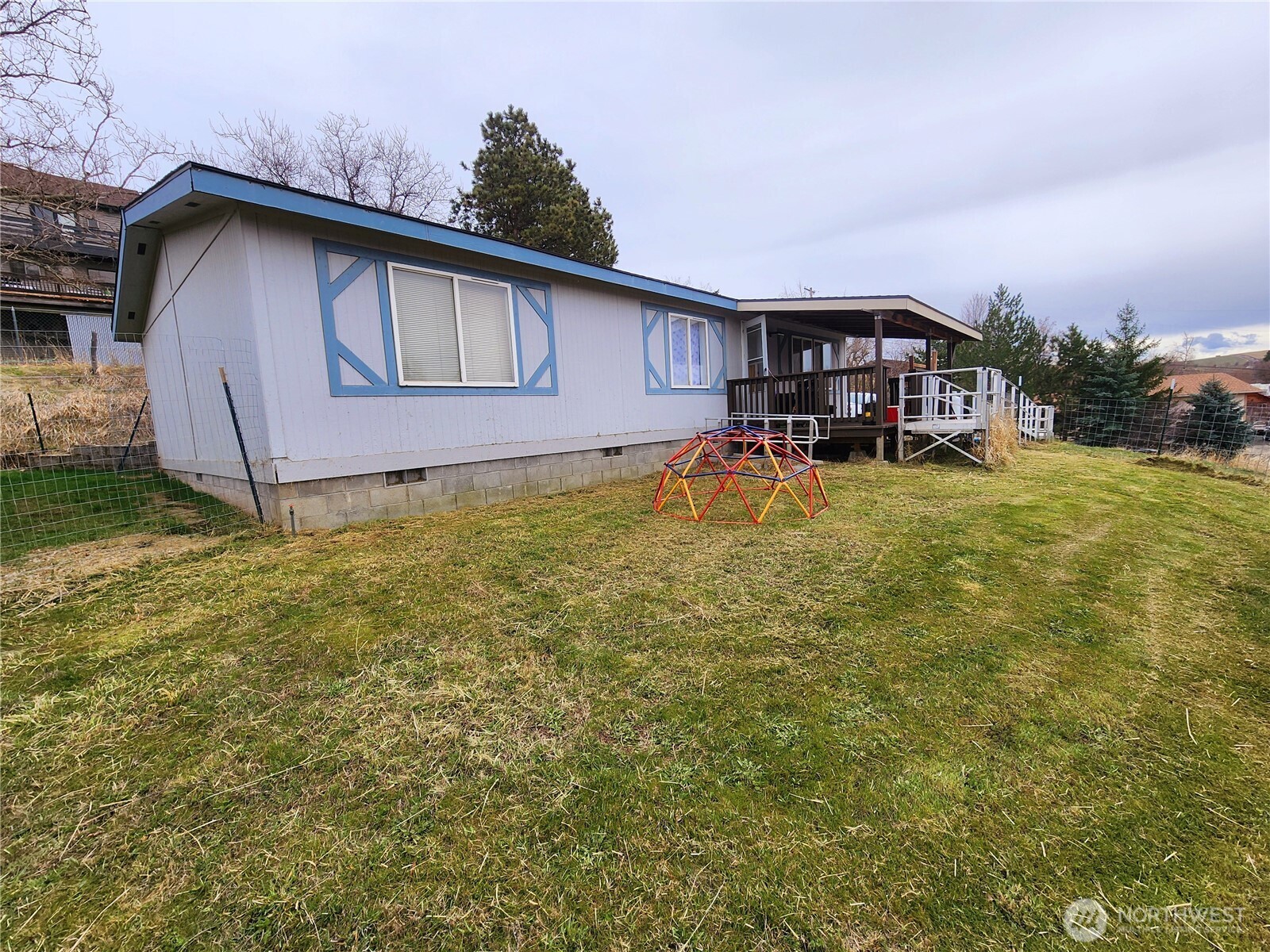 402 E College Street Property Photo 13