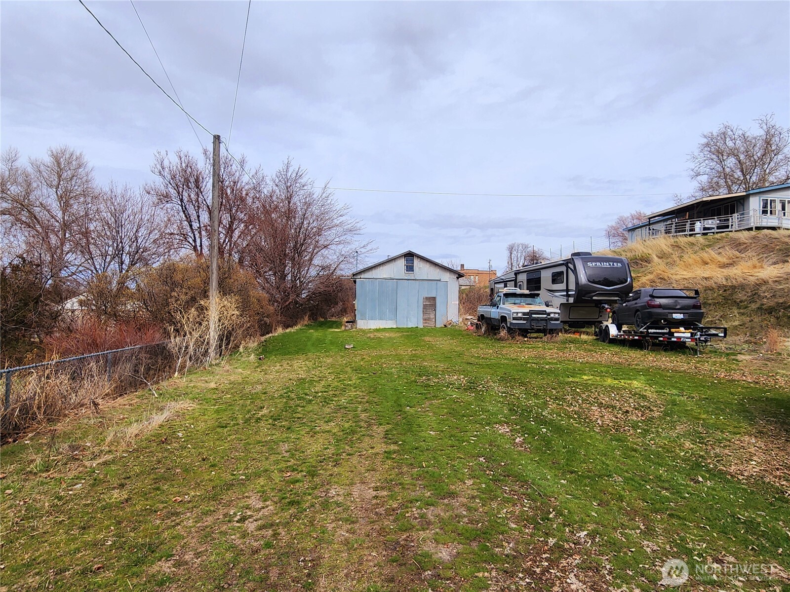 402 E College Street Property Photo 15