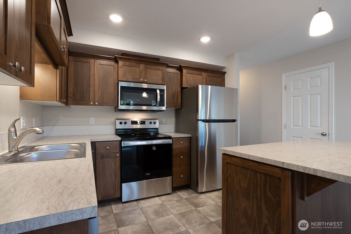 105 E C Street Property Photo 4