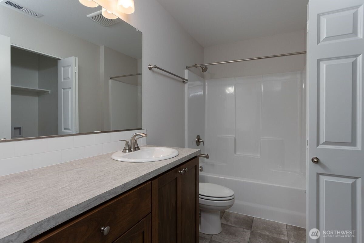 105 E C Street Property Photo 9